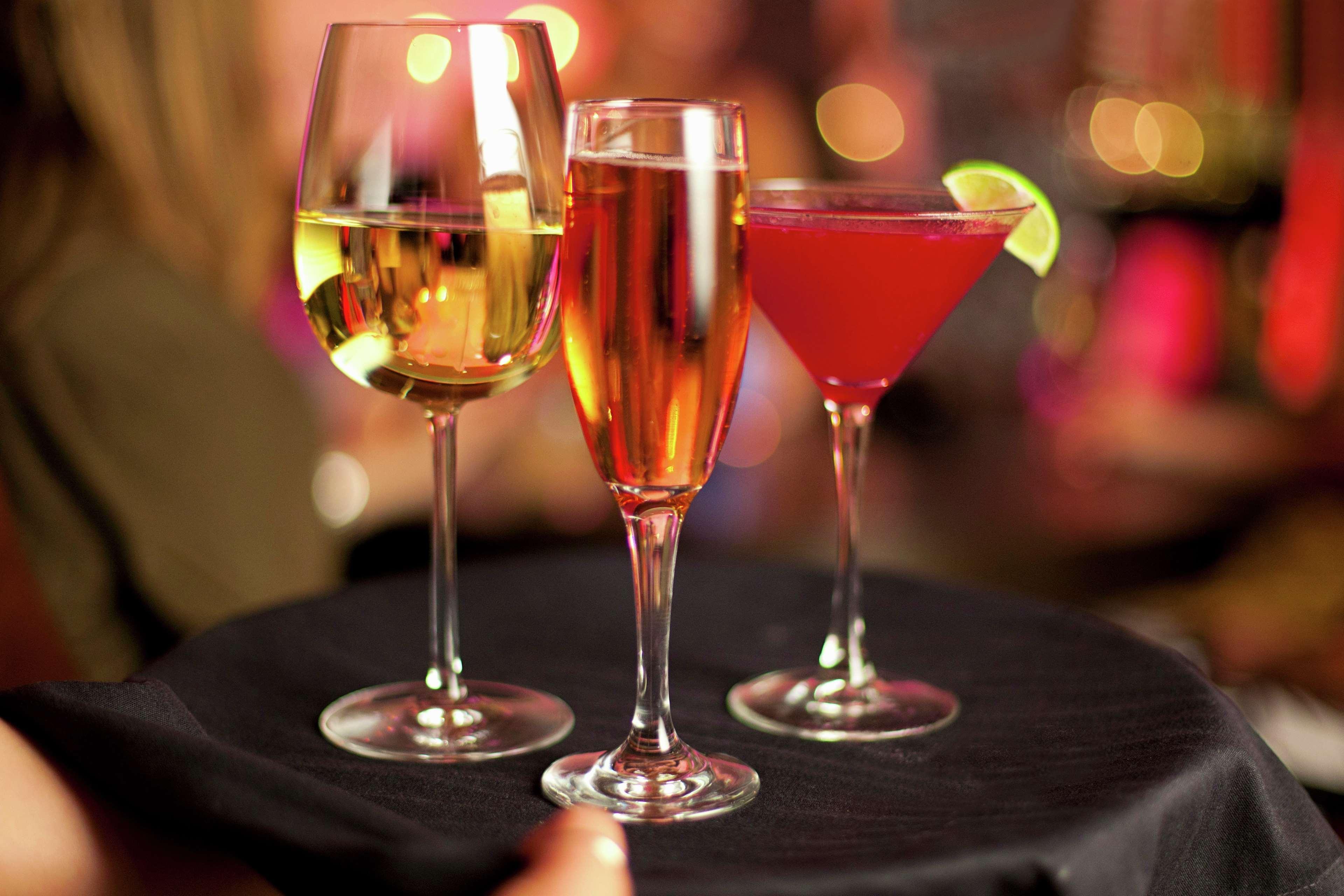 Hilton Mumbai International Airport Hotel Exterior foto A wine glass, champagne flute and cocktail glass