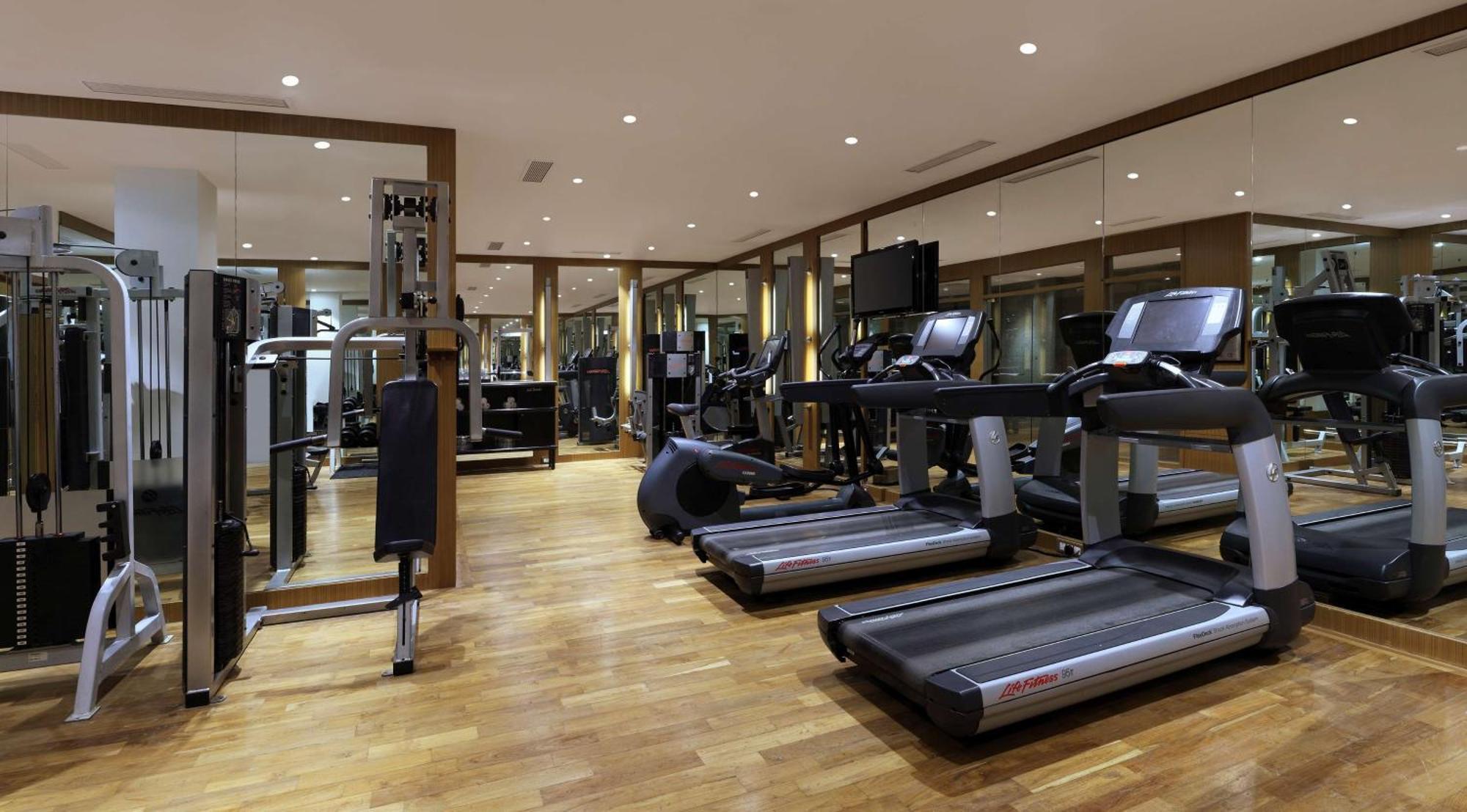 Hilton Mumbai International Airport Hotel Exterior foto The gym at the hotel